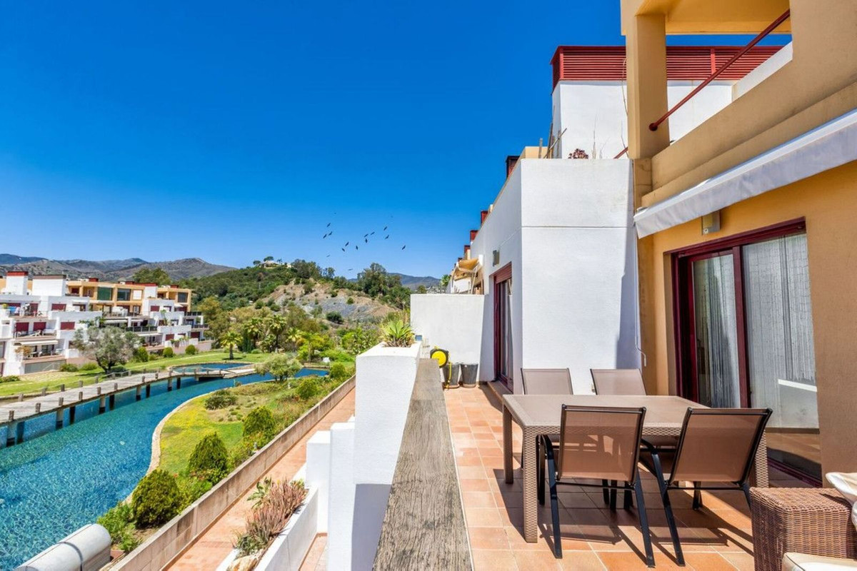 3 Bedroom Penthouse in Estepona - Photo 5