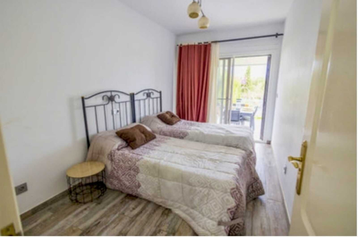 4 Bedroom Townhouse in Estepona - Photo 8