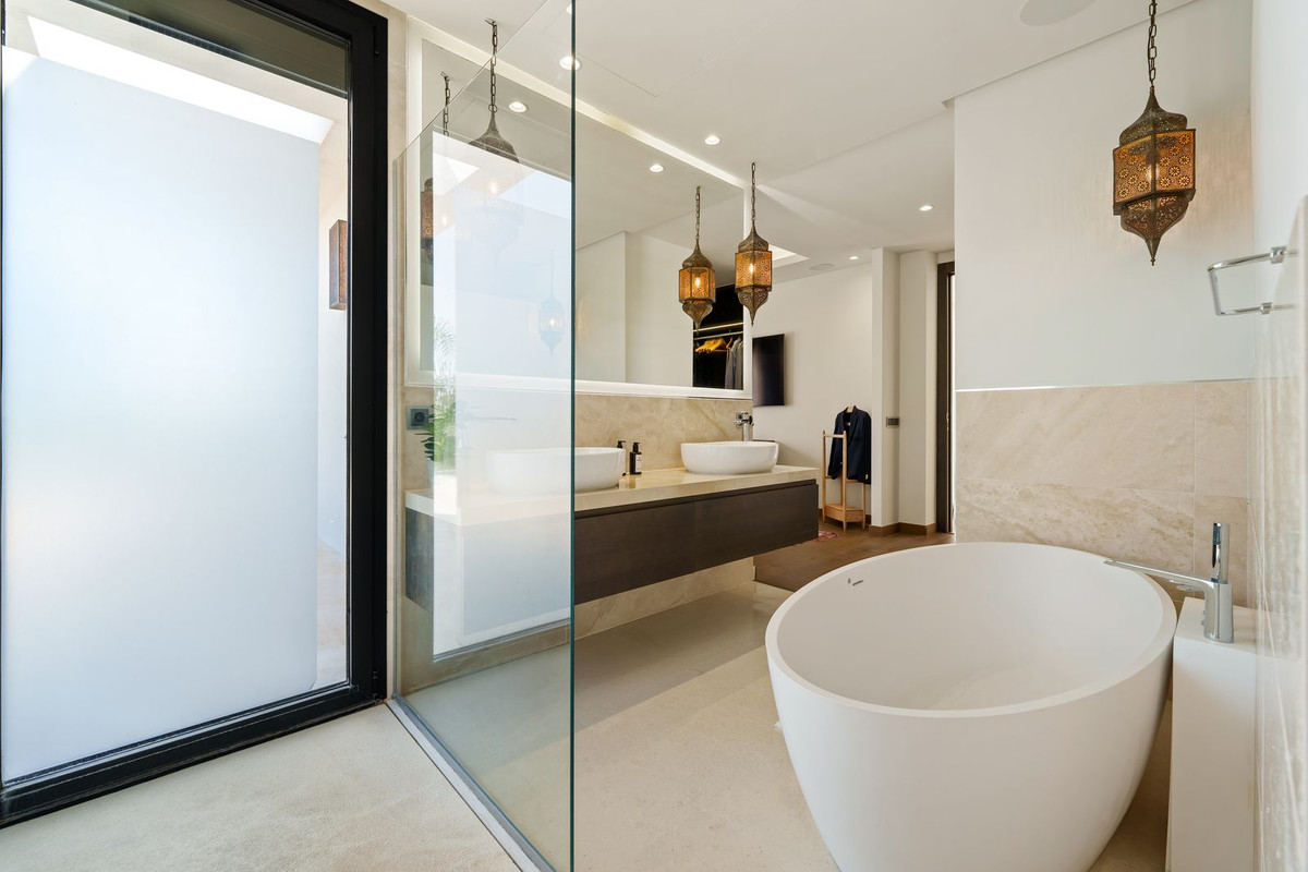 6 Bedroom Villa in Marbella - Photo 9