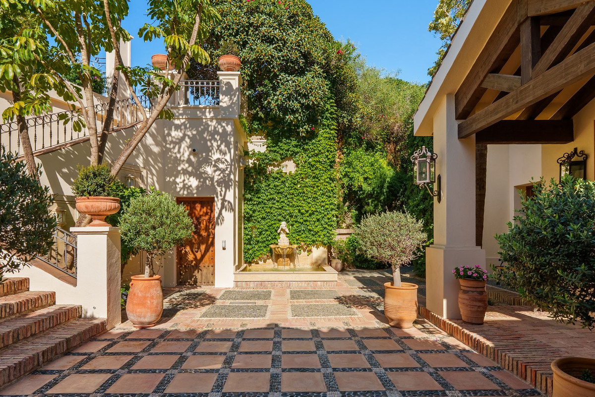 6 Bedroom Villa in Marbella - Photo 19
