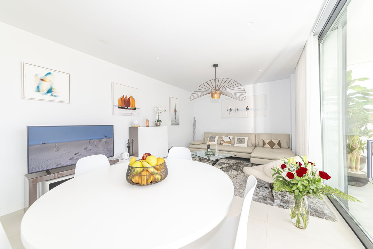 2 Bedroom Apartment in Benalmádena - Photo 8