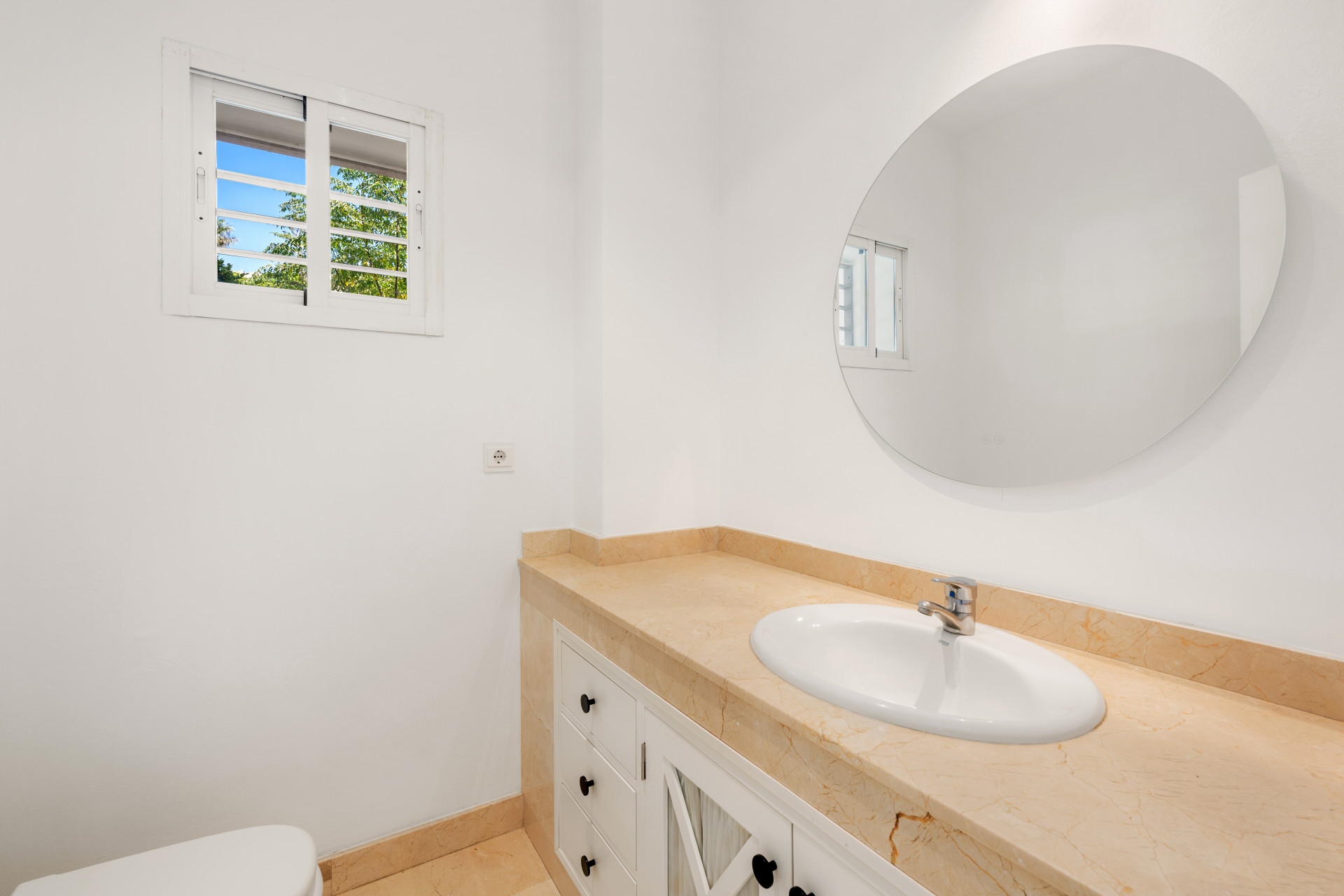 4 Bedroom Villa in Estepona - Photo 12