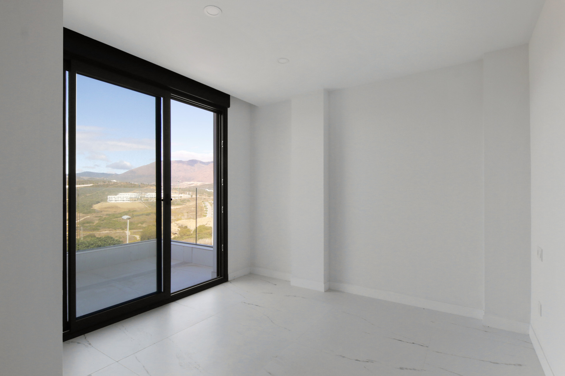 3 Bedroom Apartment in Estepona - Photo 16