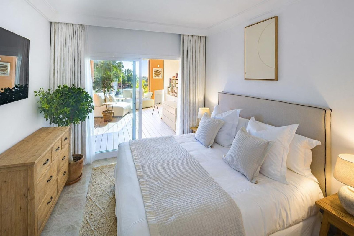 4 Bedroom Apartment in Marbella - Photo 8