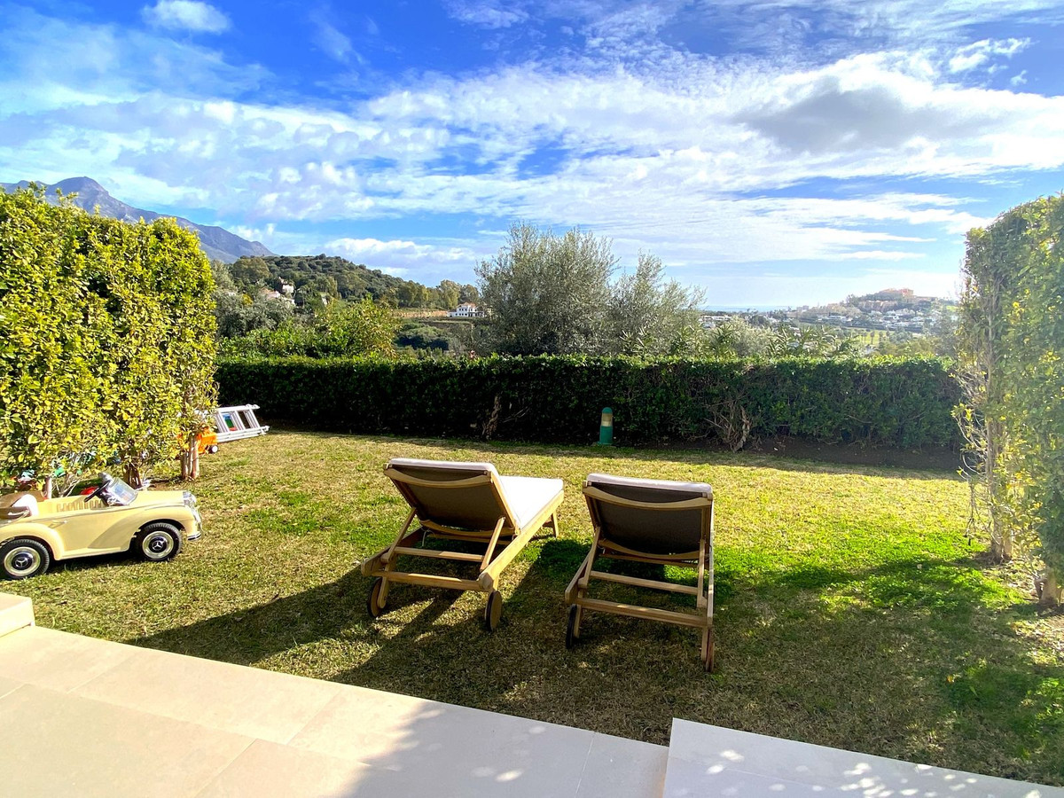 4 Bedroom Townhouse in Benahavís - Photo 6