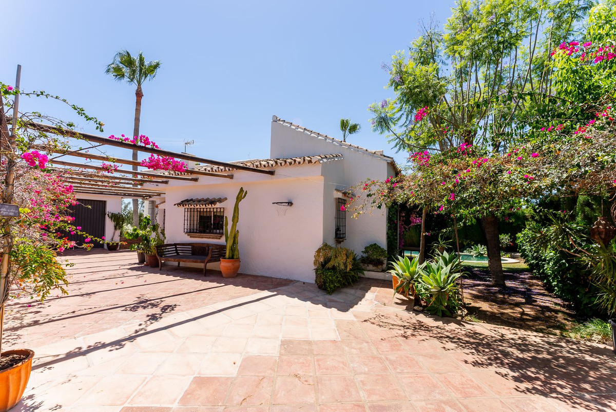 4 Bedroom Villa in Estepona - Photo 23