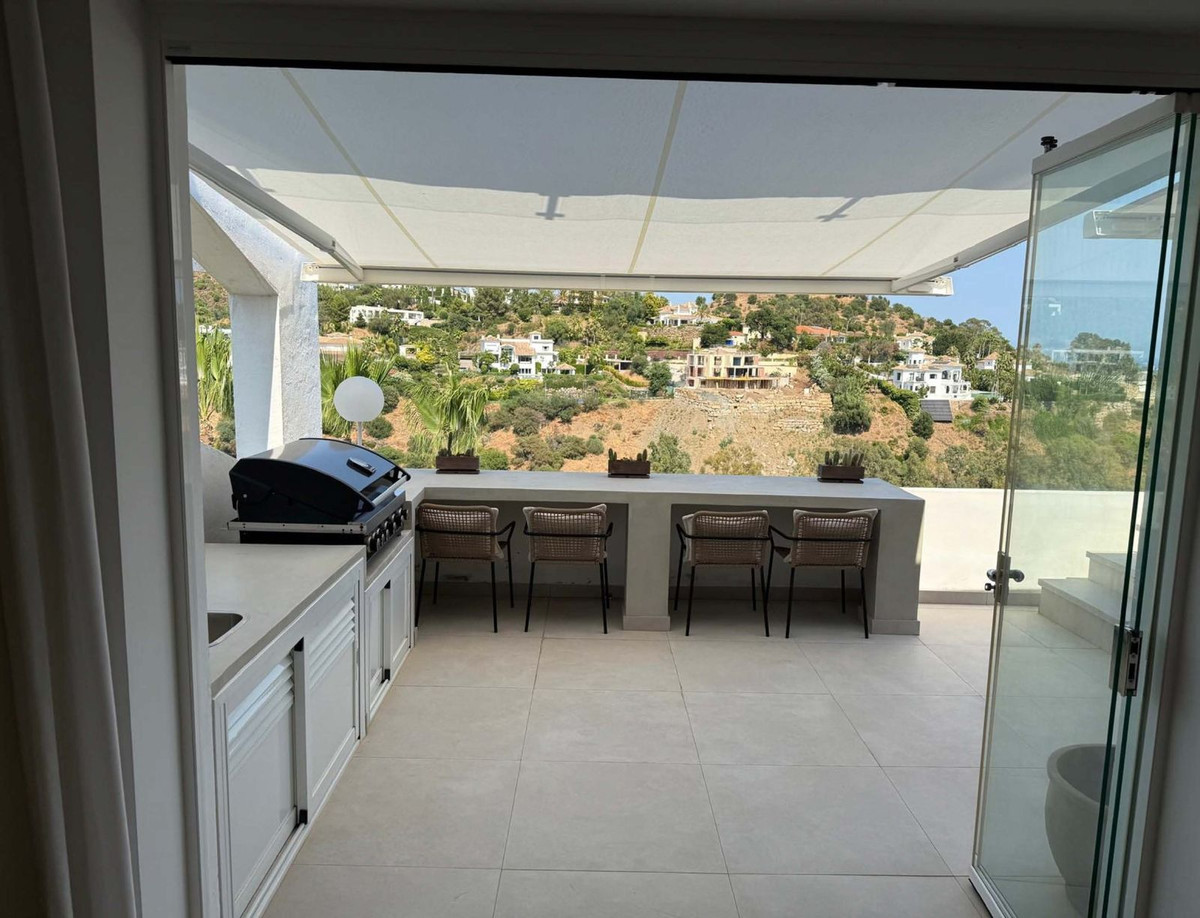 2 Bedroom Penthouse in Benahavís - Photo 6
