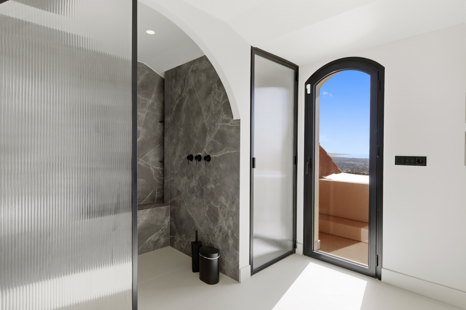 4 Bedroom Penthouse in Benahavís - Photo 15