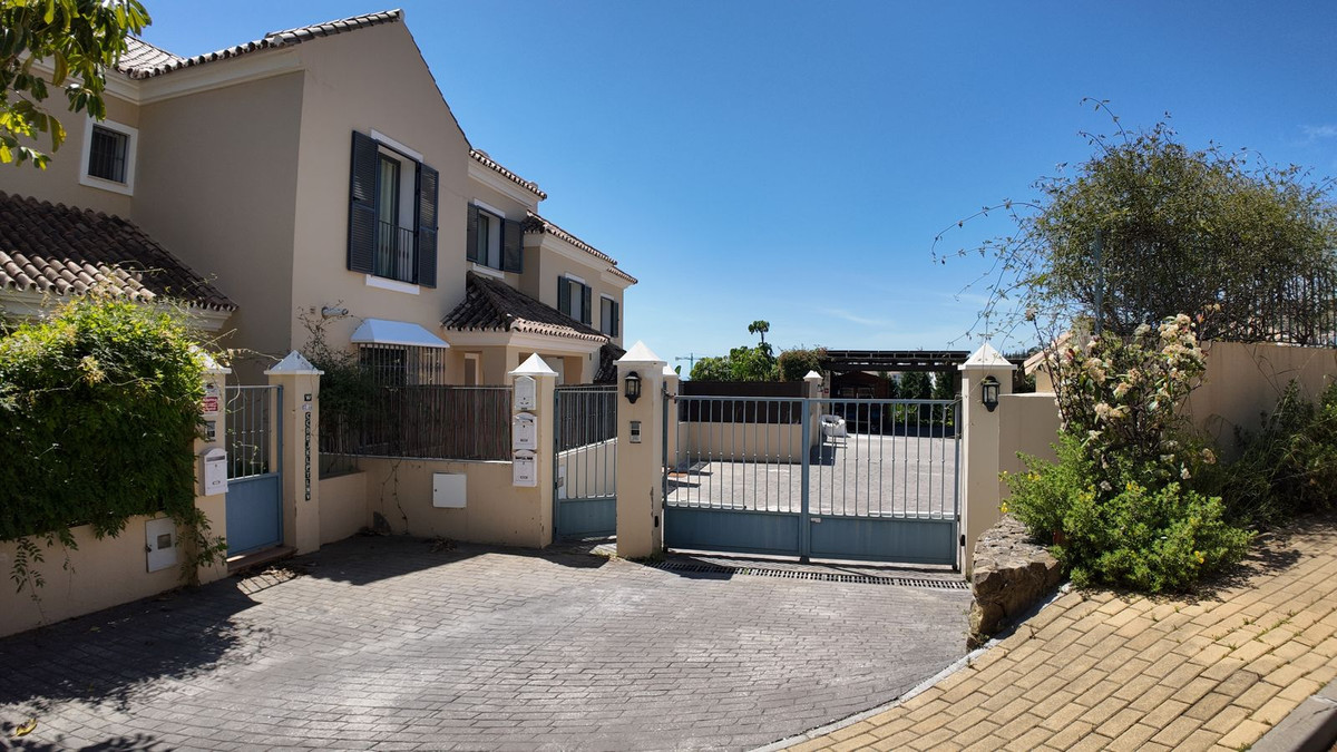 4 Bedroom Townhouse in Benahavís - Photo 65
