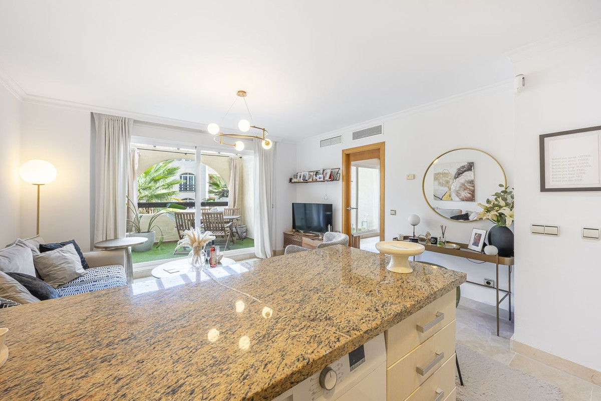 1 Bedroom Apartment in Estepona - Photo 12