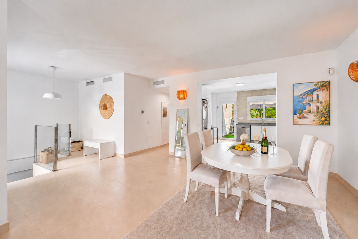 4 Bedroom Villa in Marbella - Photo 7