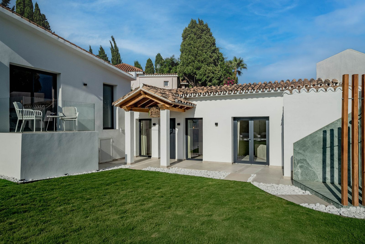 6 Bedroom Villa in Marbella - Photo 32