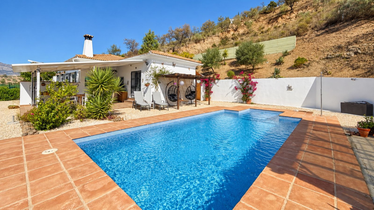 3 Bedroom Villa in Colmenar - Photo 3