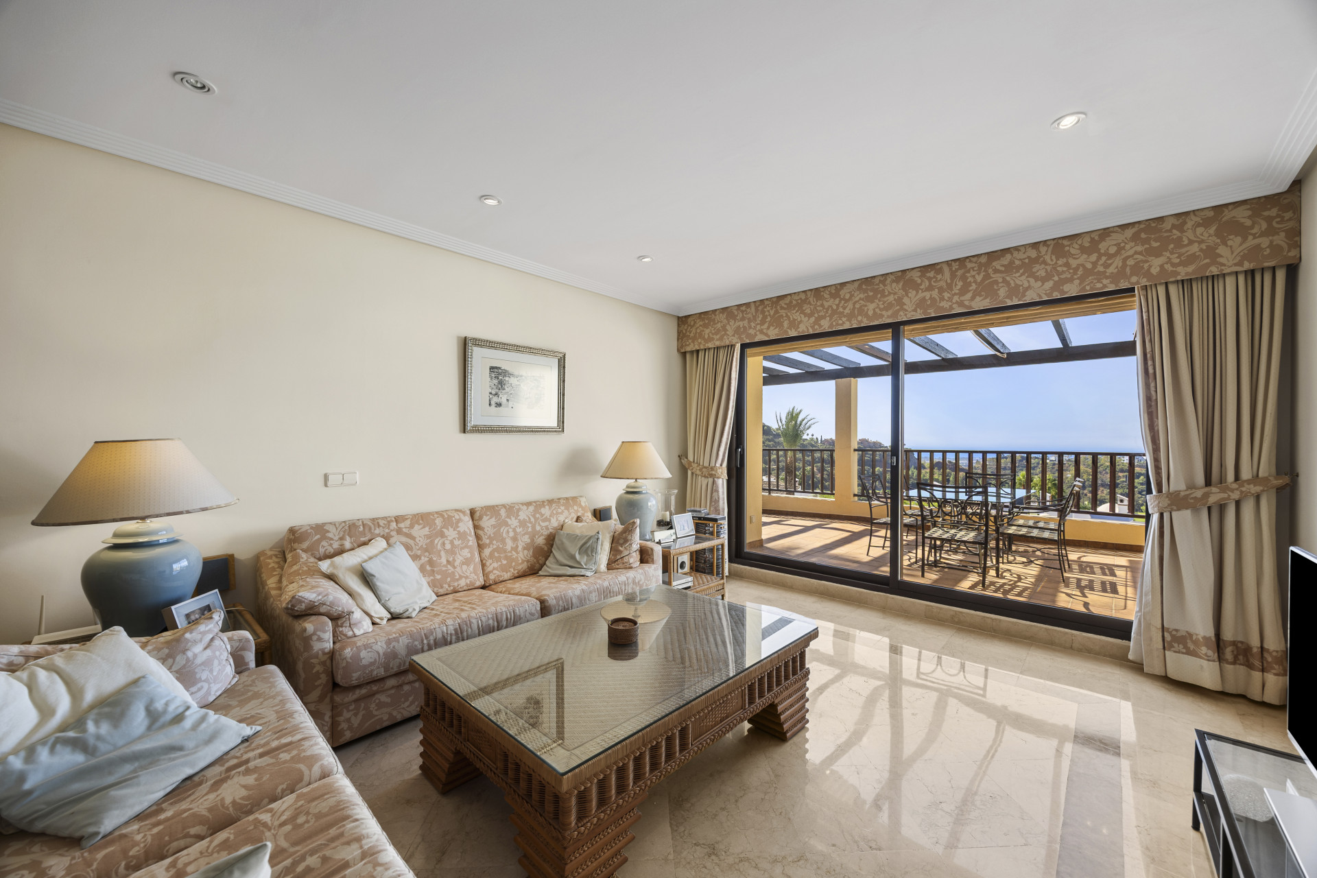 3 Bedroom Penthouse in Benahavís - Photo 2