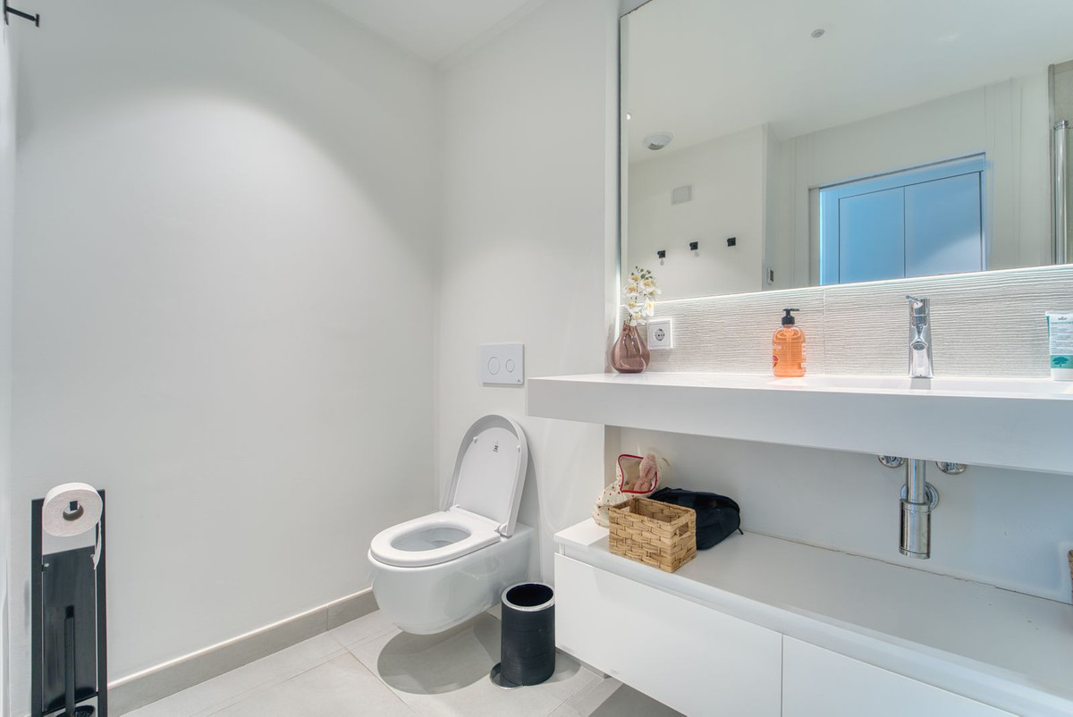 2 Bedroom Apartment in Benalmádena - Photo 20
