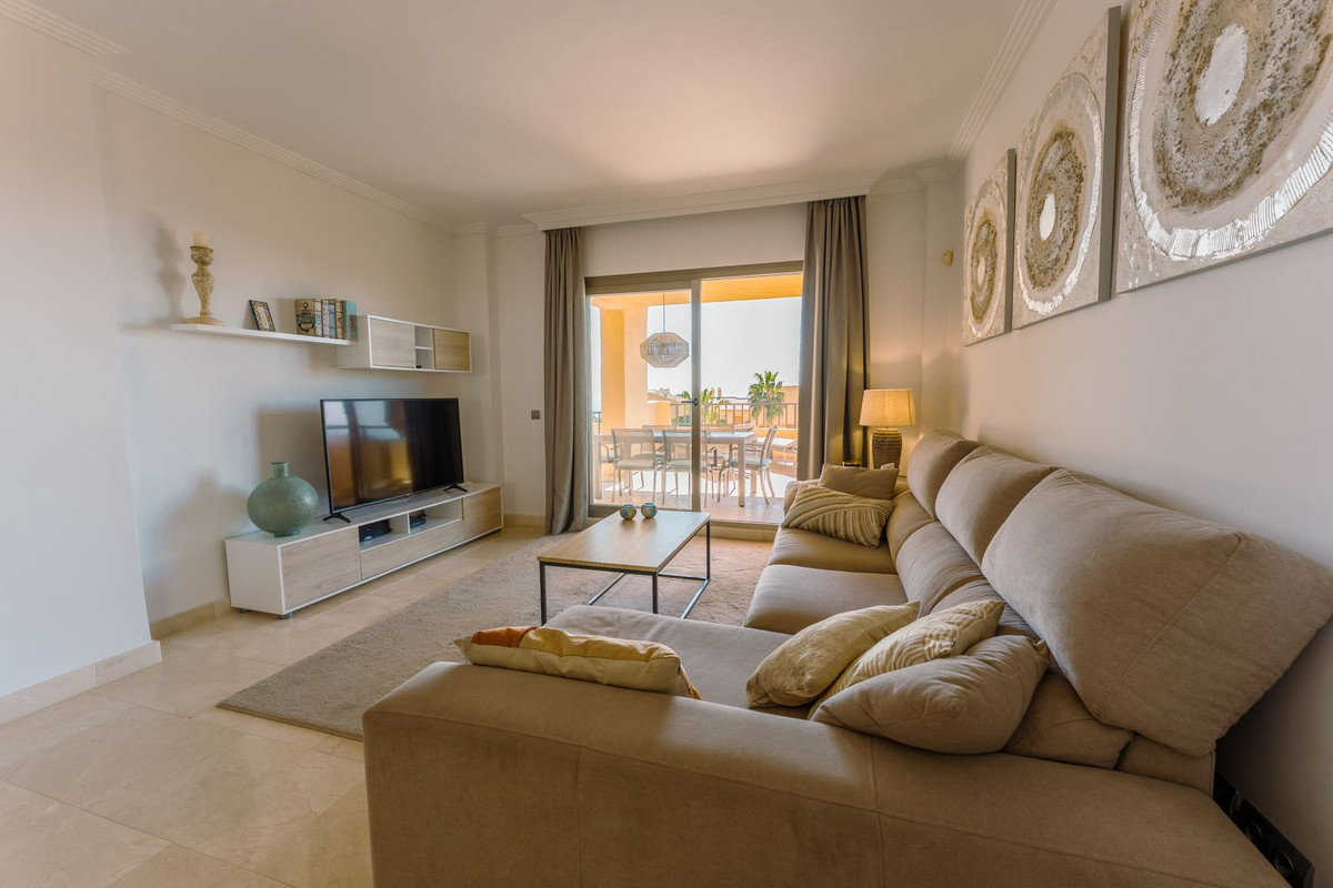 2 Bedroom Apartment in Estepona - Photo 3