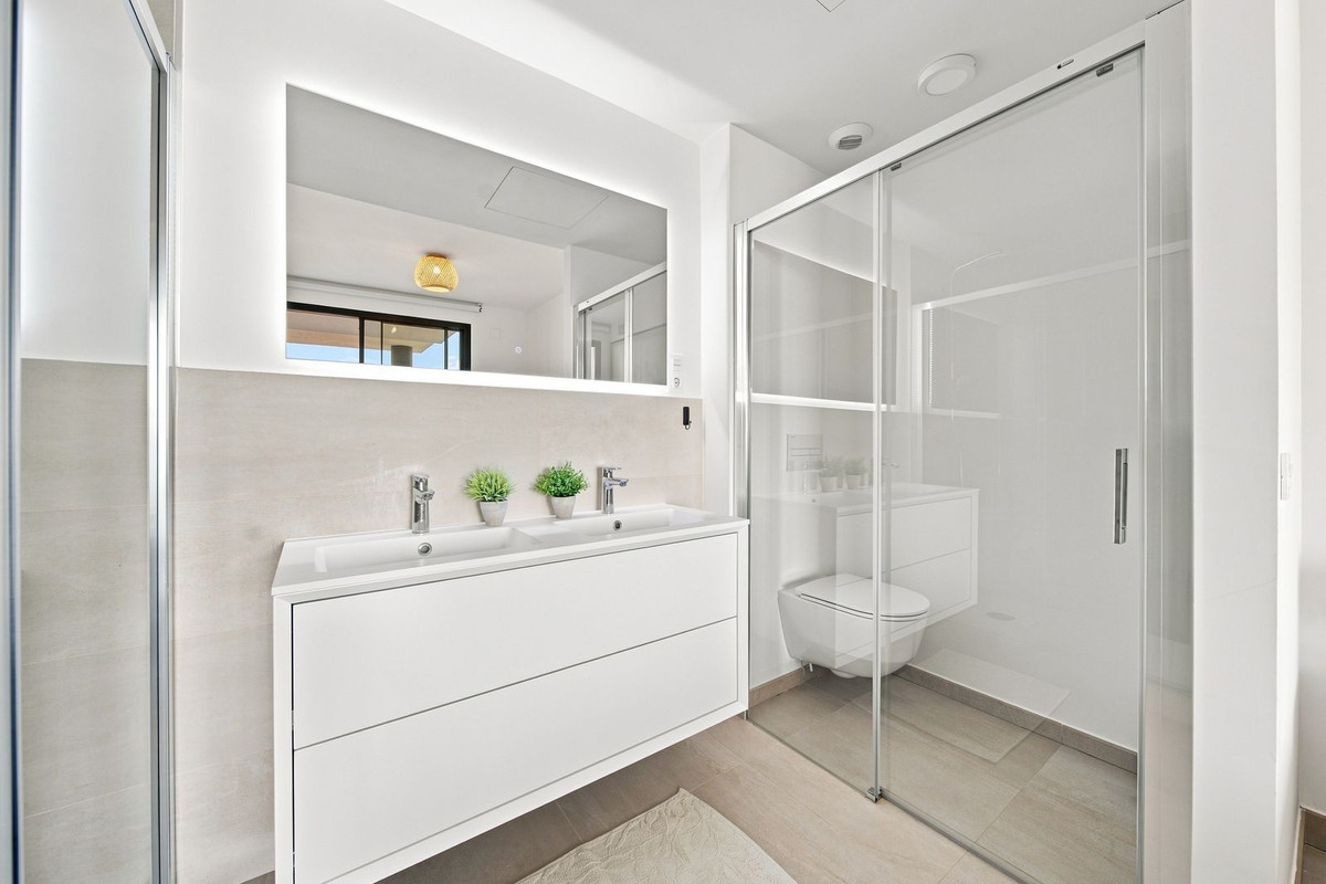 2 Bedroom Apartment in Fuengirola - Photo 10