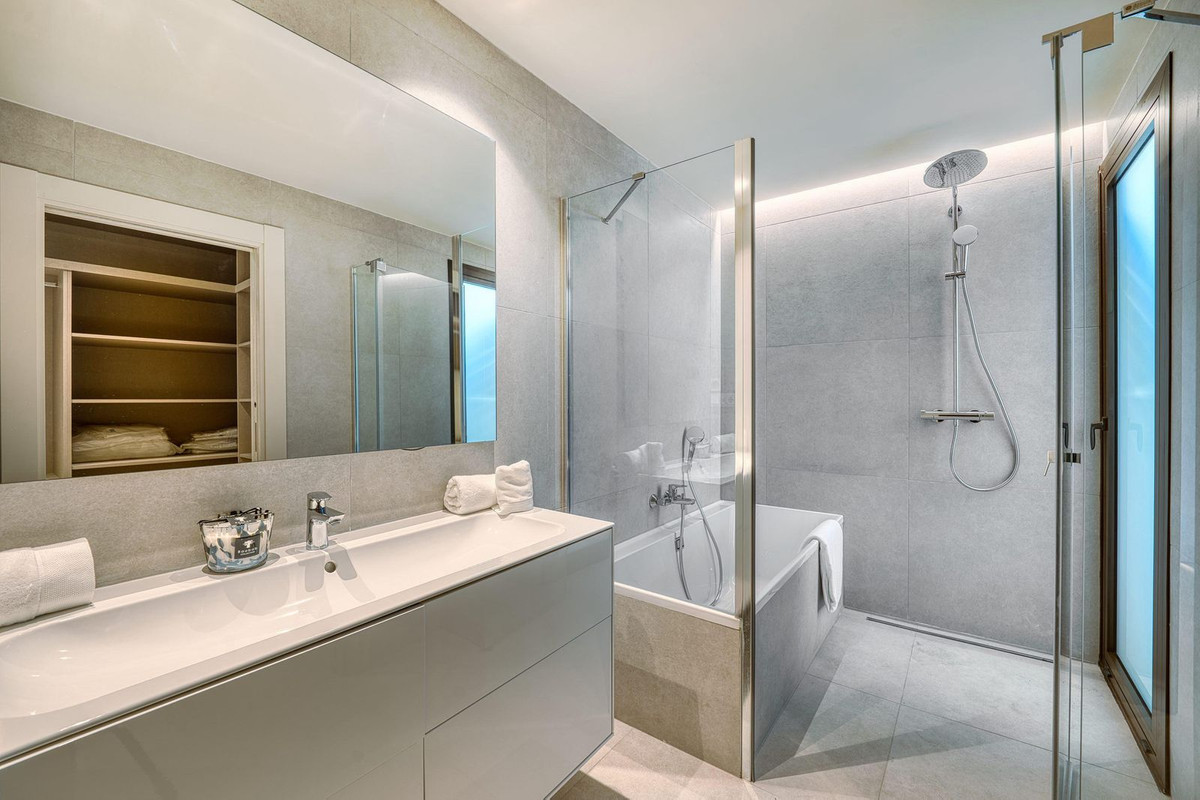 3 Bedroom Apartment in Estepona - Photo 10