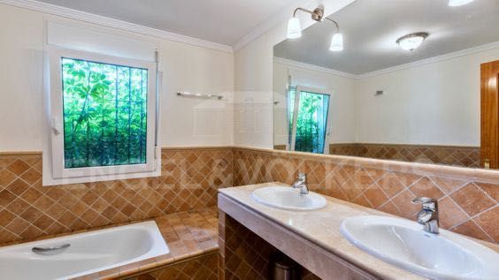 6 Bedroom Villa in Marbella - Photo 7