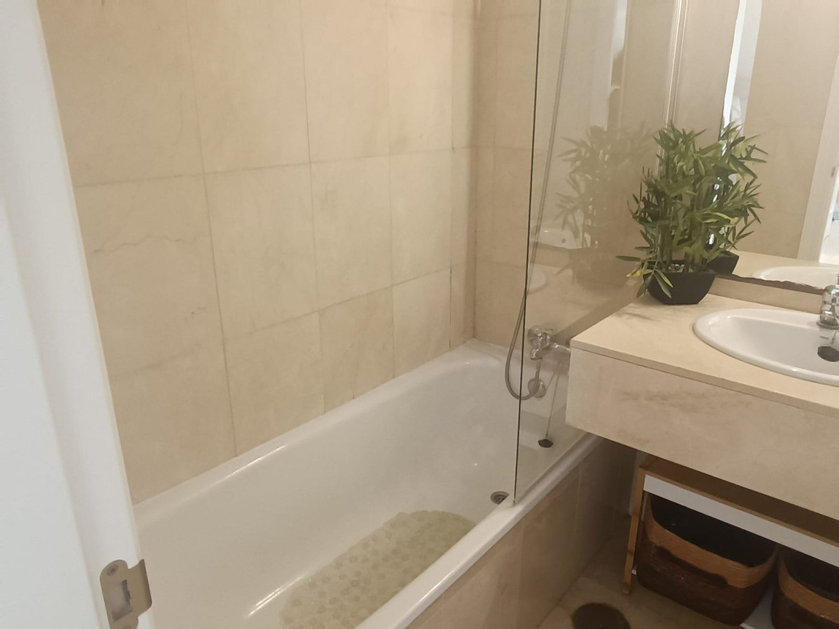 1 Bedroom Apartment in Estepona - Photo 15