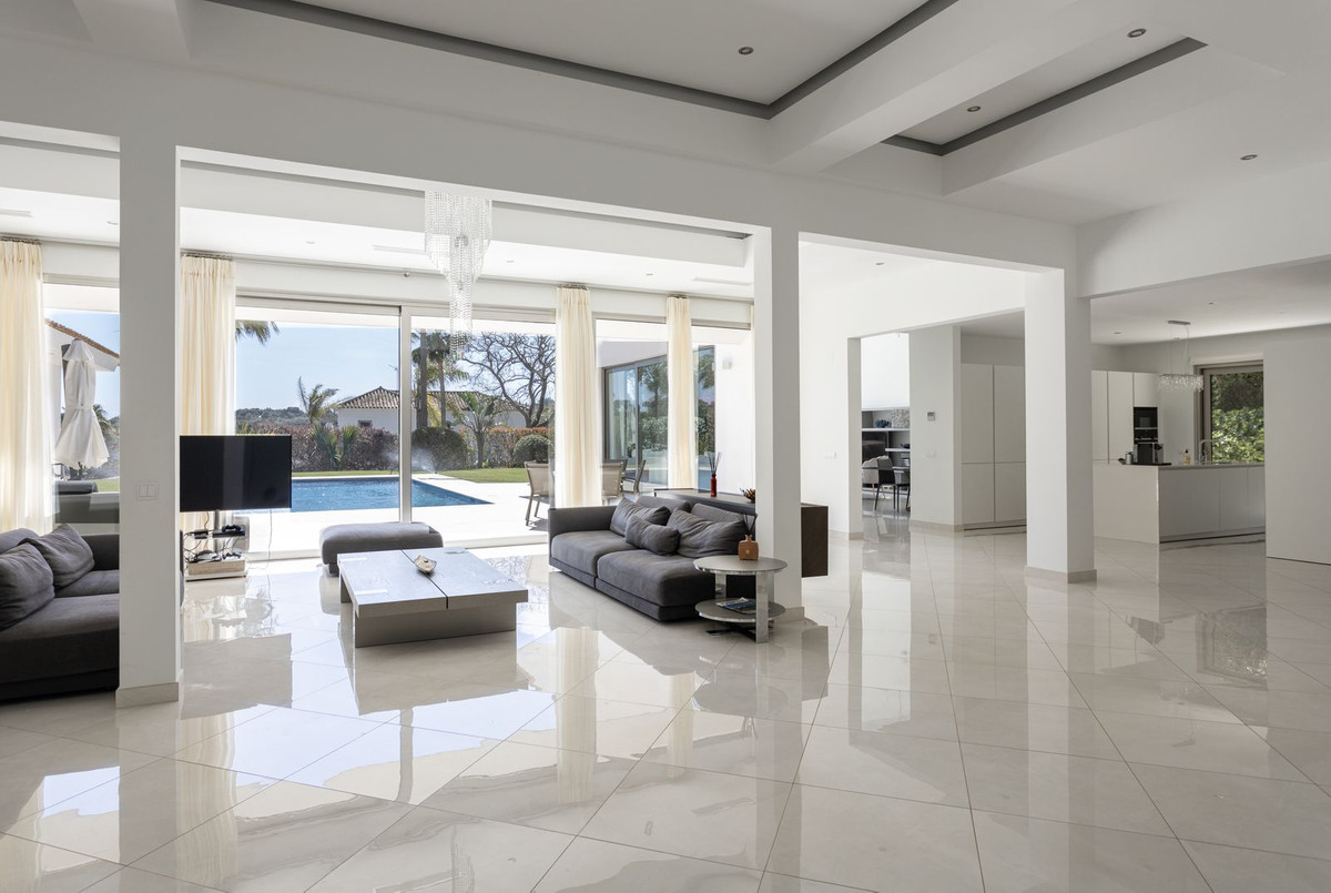 5 Bedroom Villa in San Roque - Photo 24