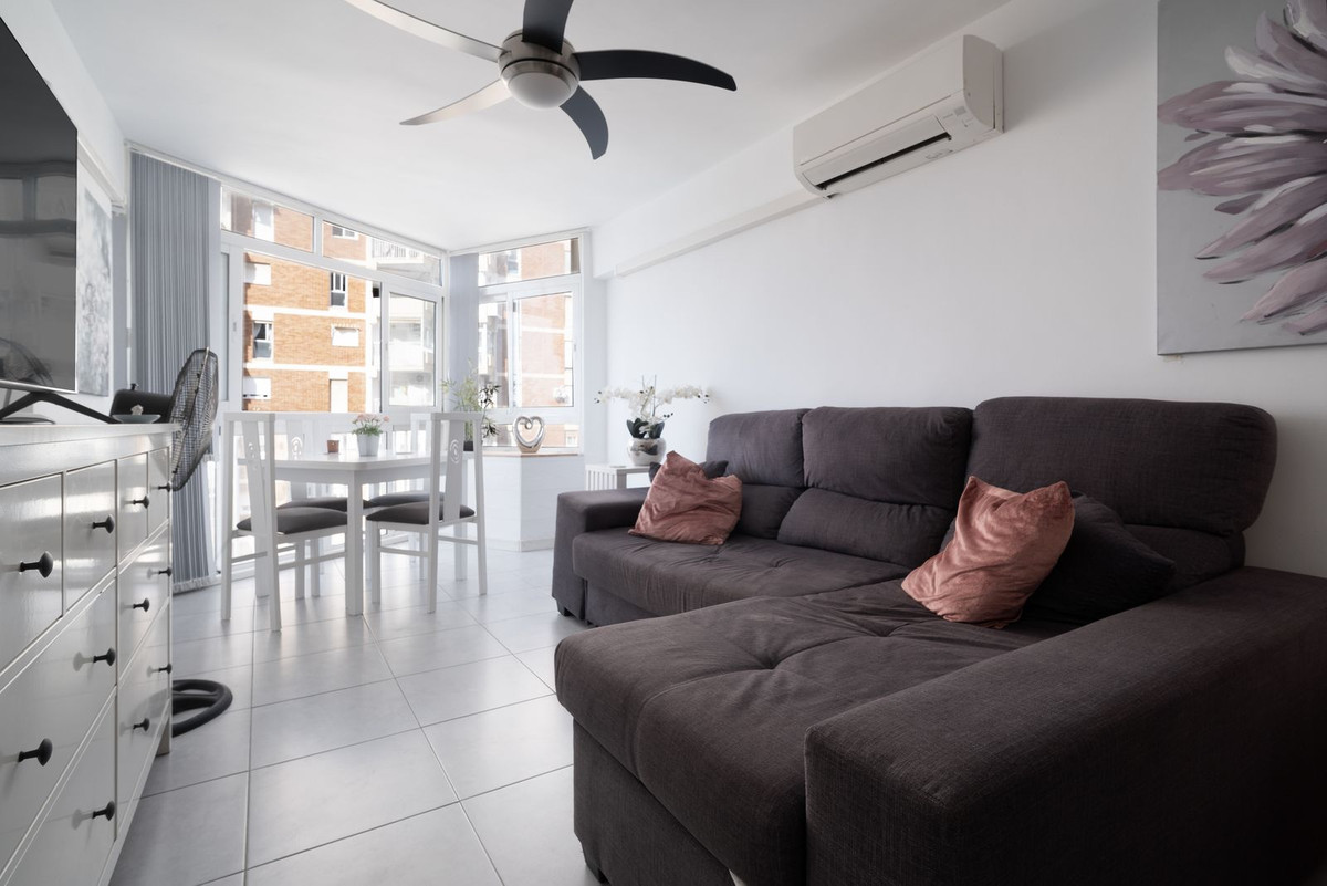 1 Bedroom Apartment in Benalmádena - Photo 4