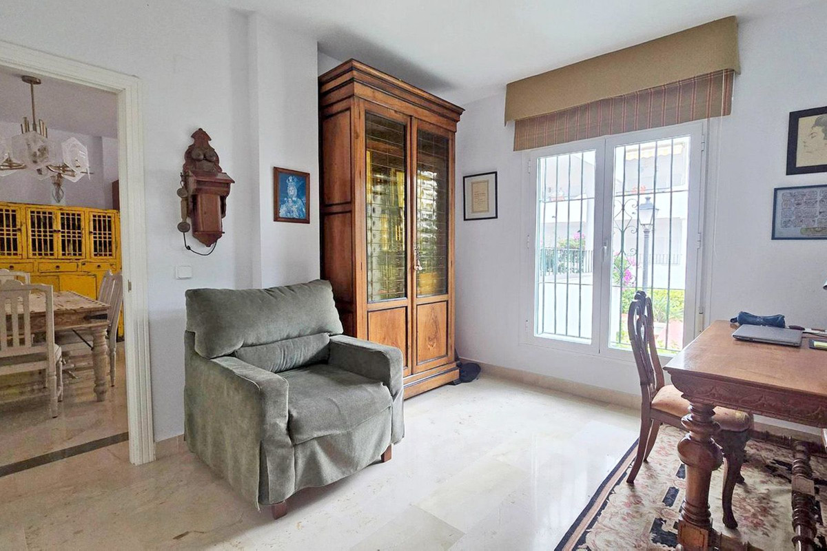 2 Bedroom Apartment in Estepona - Photo 18