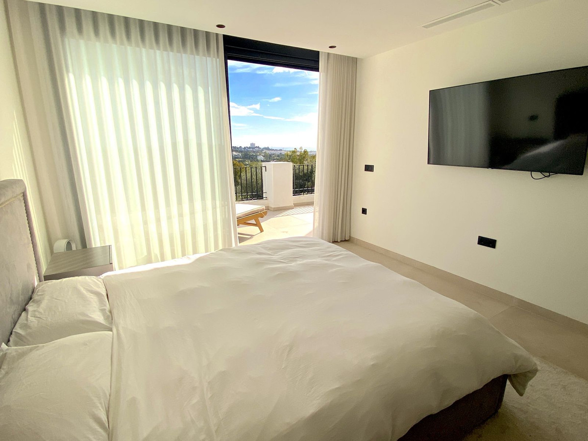 4 Bedroom Townhouse in Benahavís - Photo 25