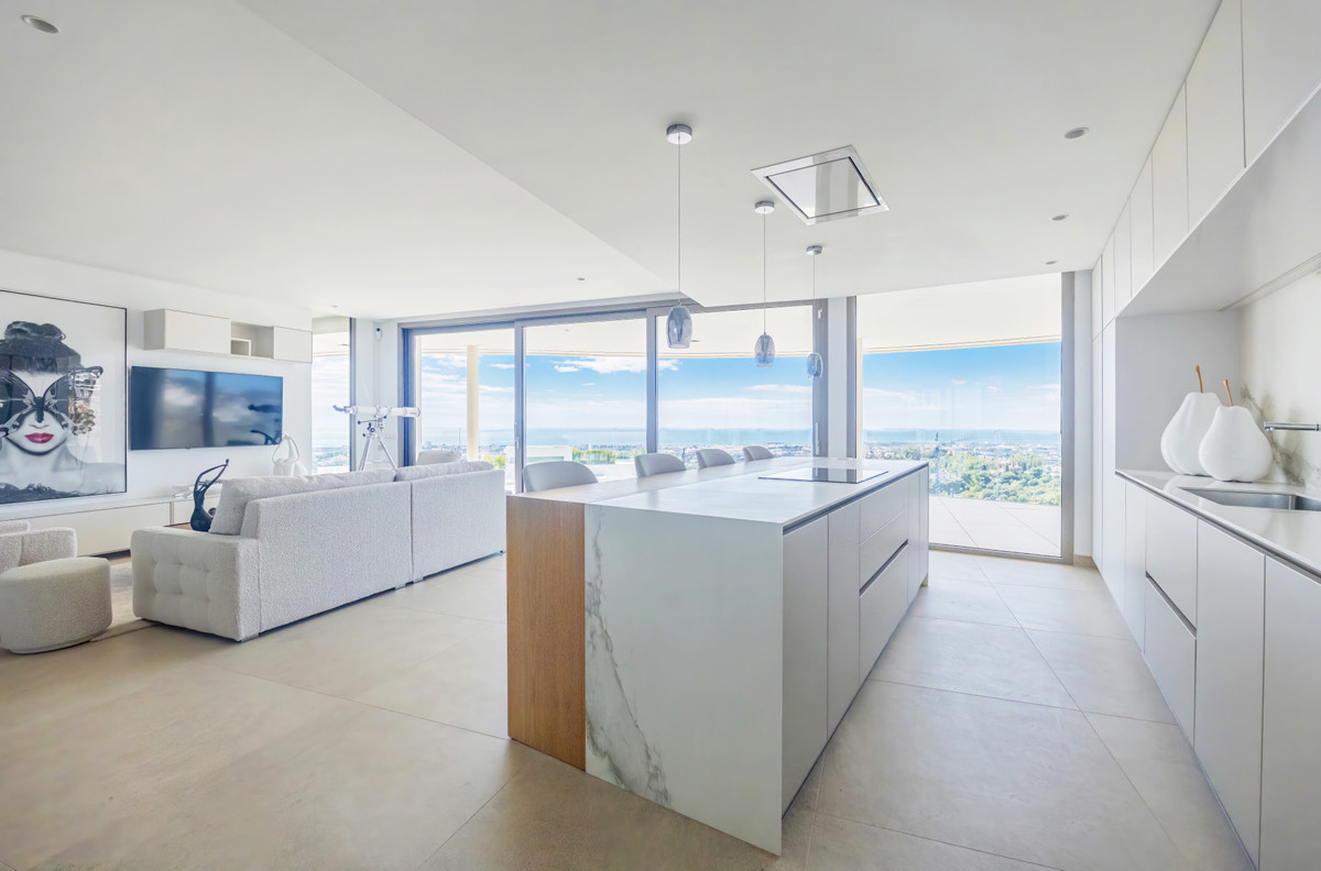 3 Bedroom Apartment in Benahavís - Photo 8