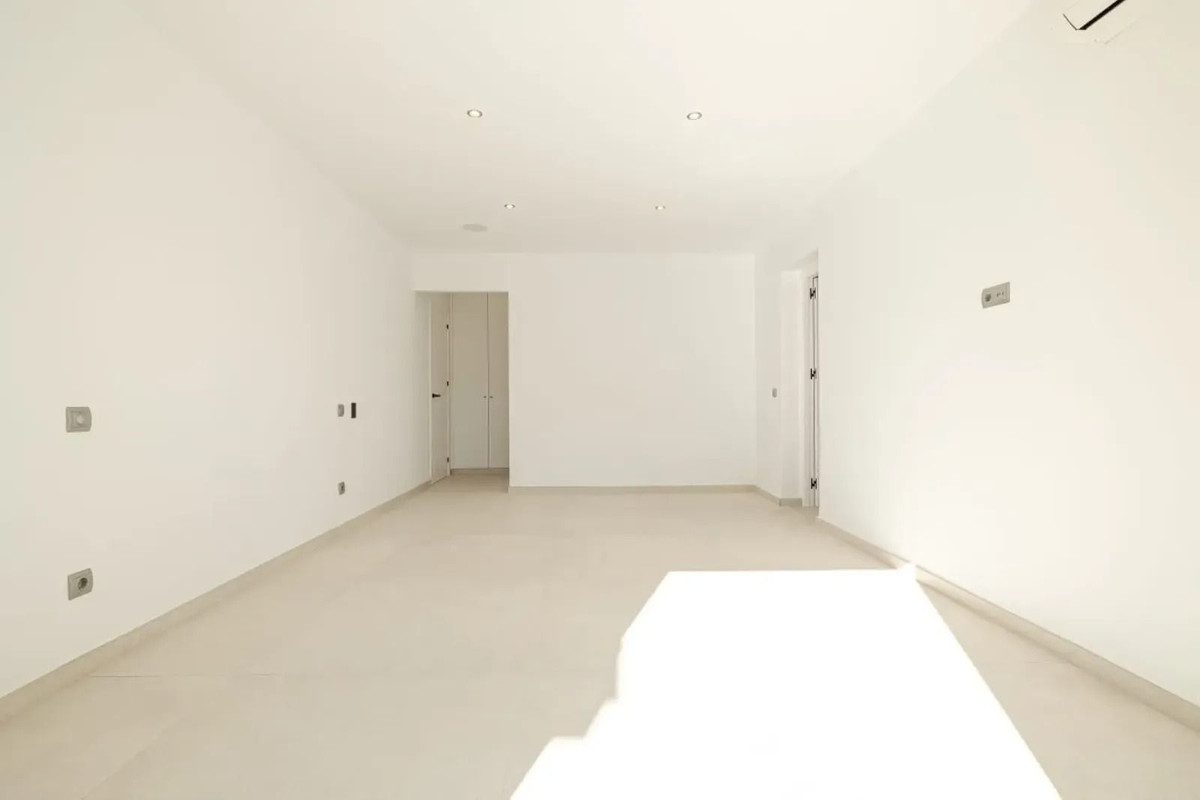 4 Bedroom Villa in Estepona - Photo 21
