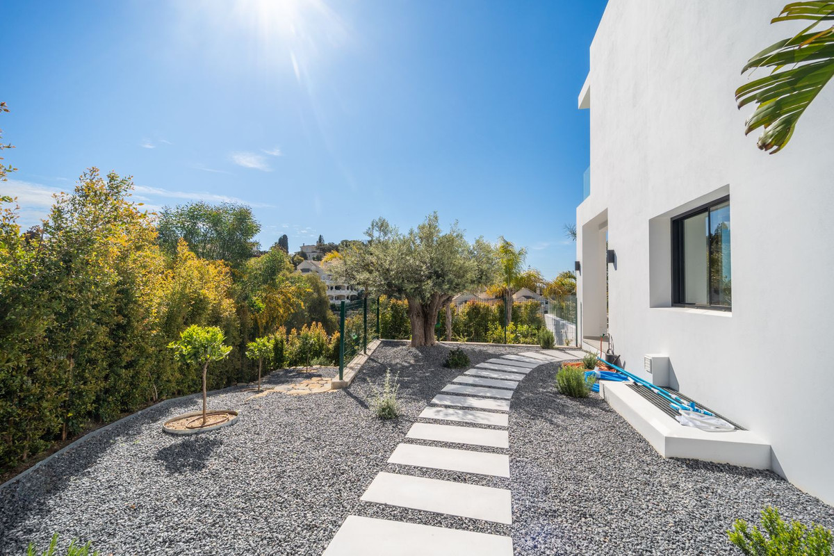 5 Bedroom Villa in Marbella - Photo 51