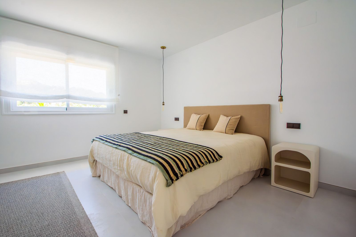 4 Bedroom Villa in Marbella - Photo 12