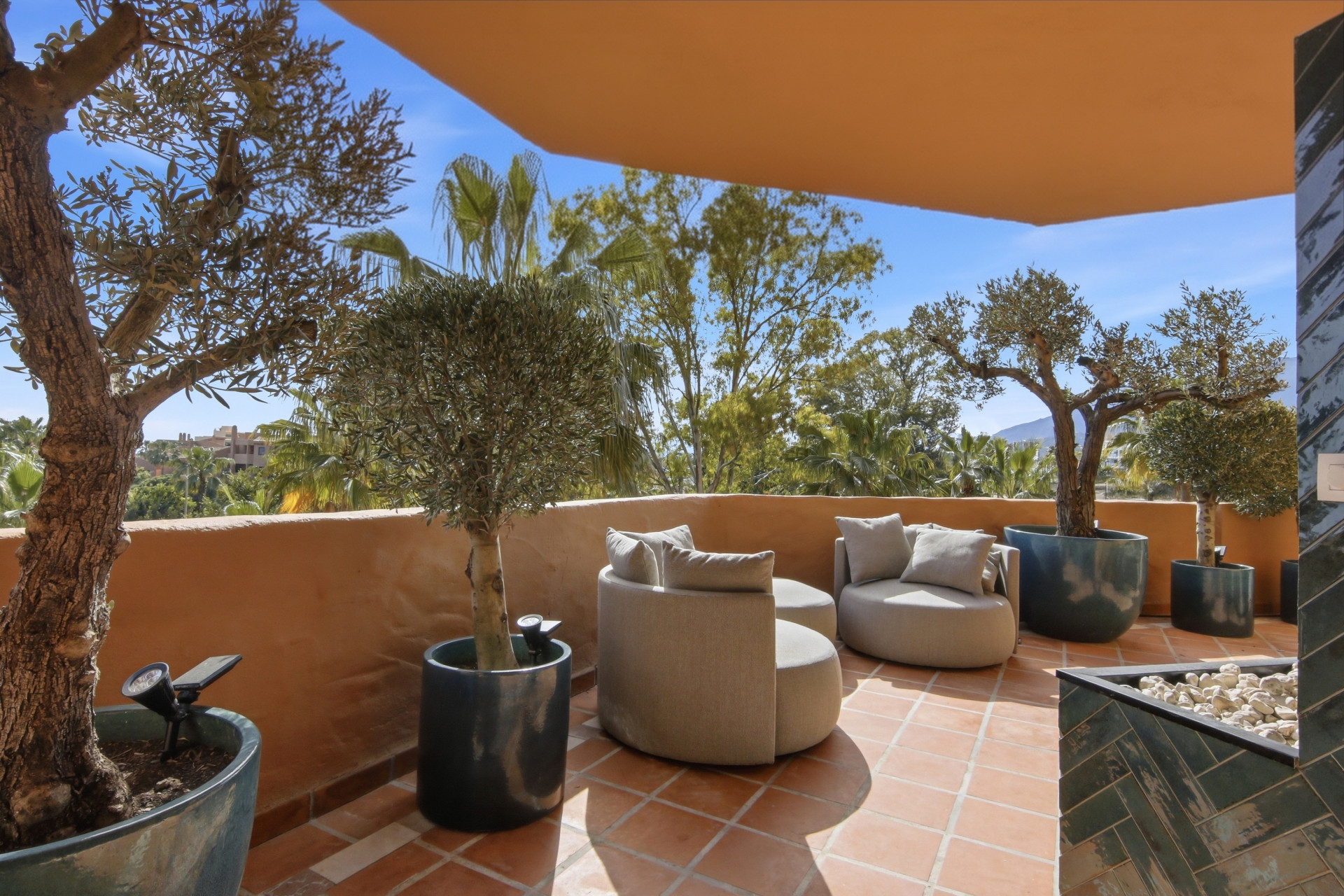 2 Bedroom Apartment in Estepona - Photo 2