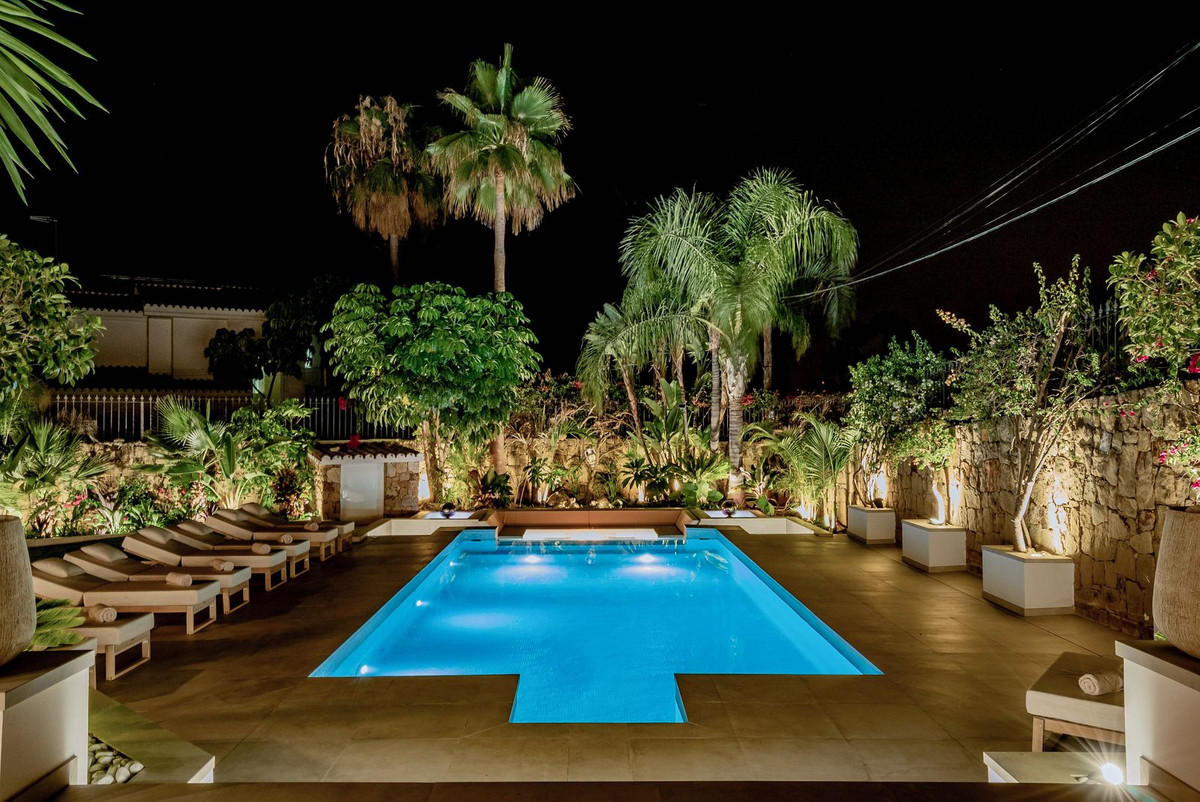6 Bedroom Villa in Marbella - Photo 3