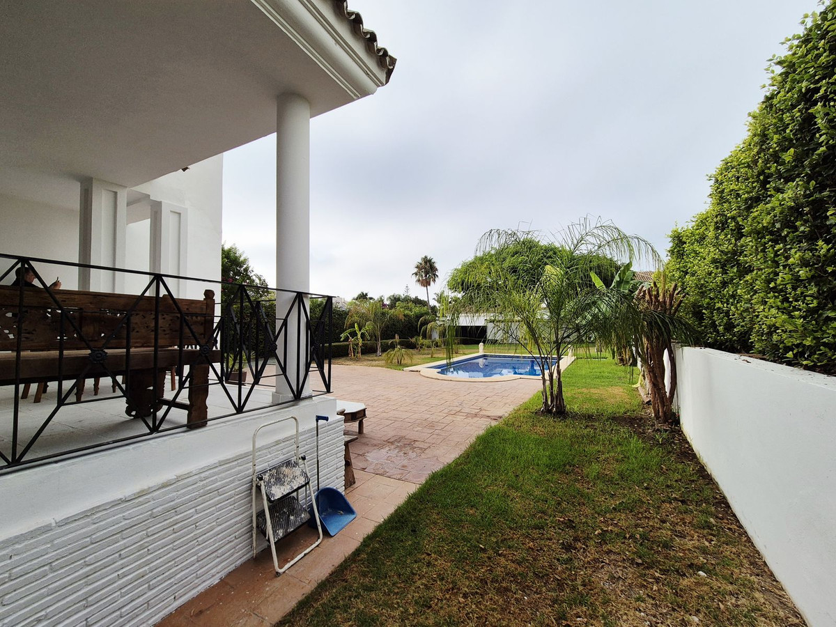 4 Bedroom Villa in San Pedro de Alcántara - Photo 24