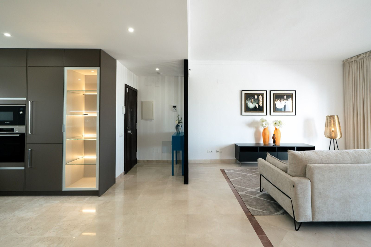 2 Bedroom Penthouse in Benahavís - Photo 4