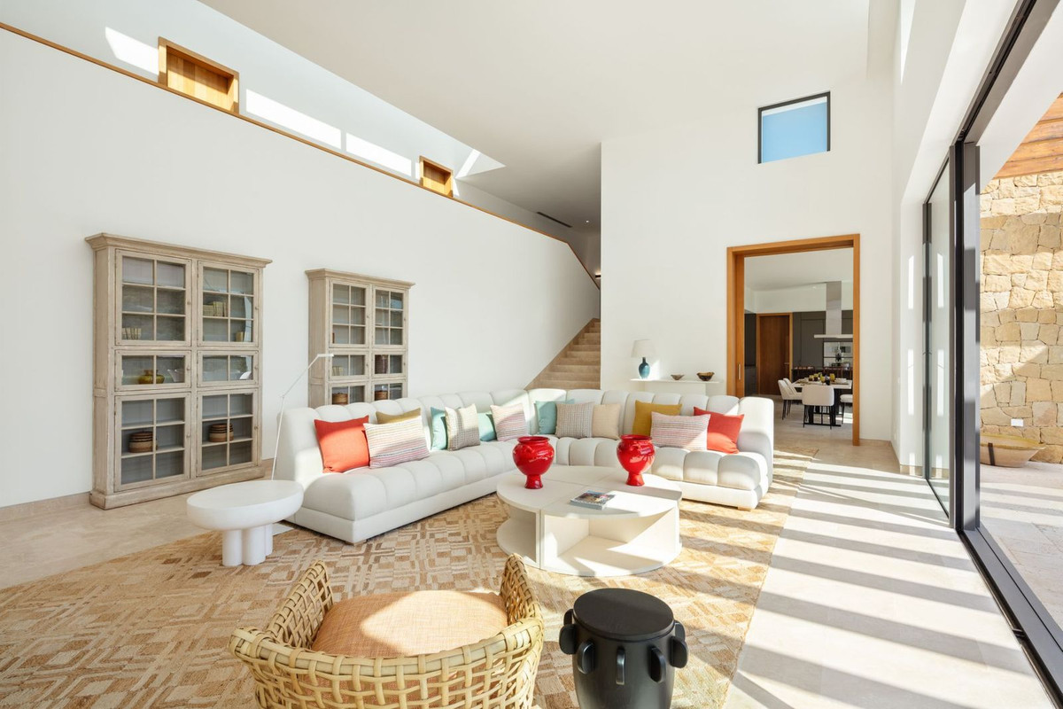 6 Bedroom Villa in Casares - Photo 2