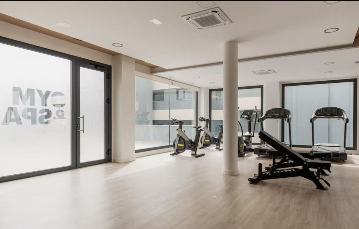 2 Bedroom Penthouse in Estepona - Photo 21