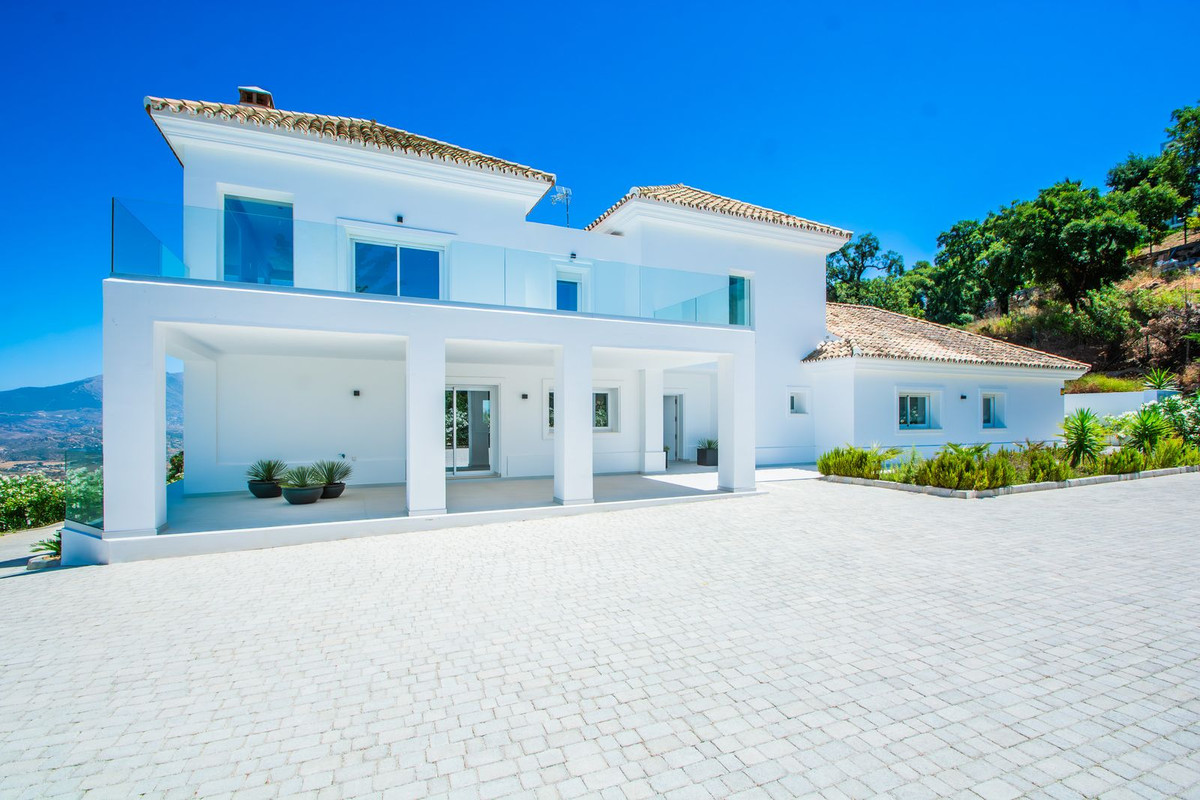 4 Bedroom Villa in Marbella - Photo 2
