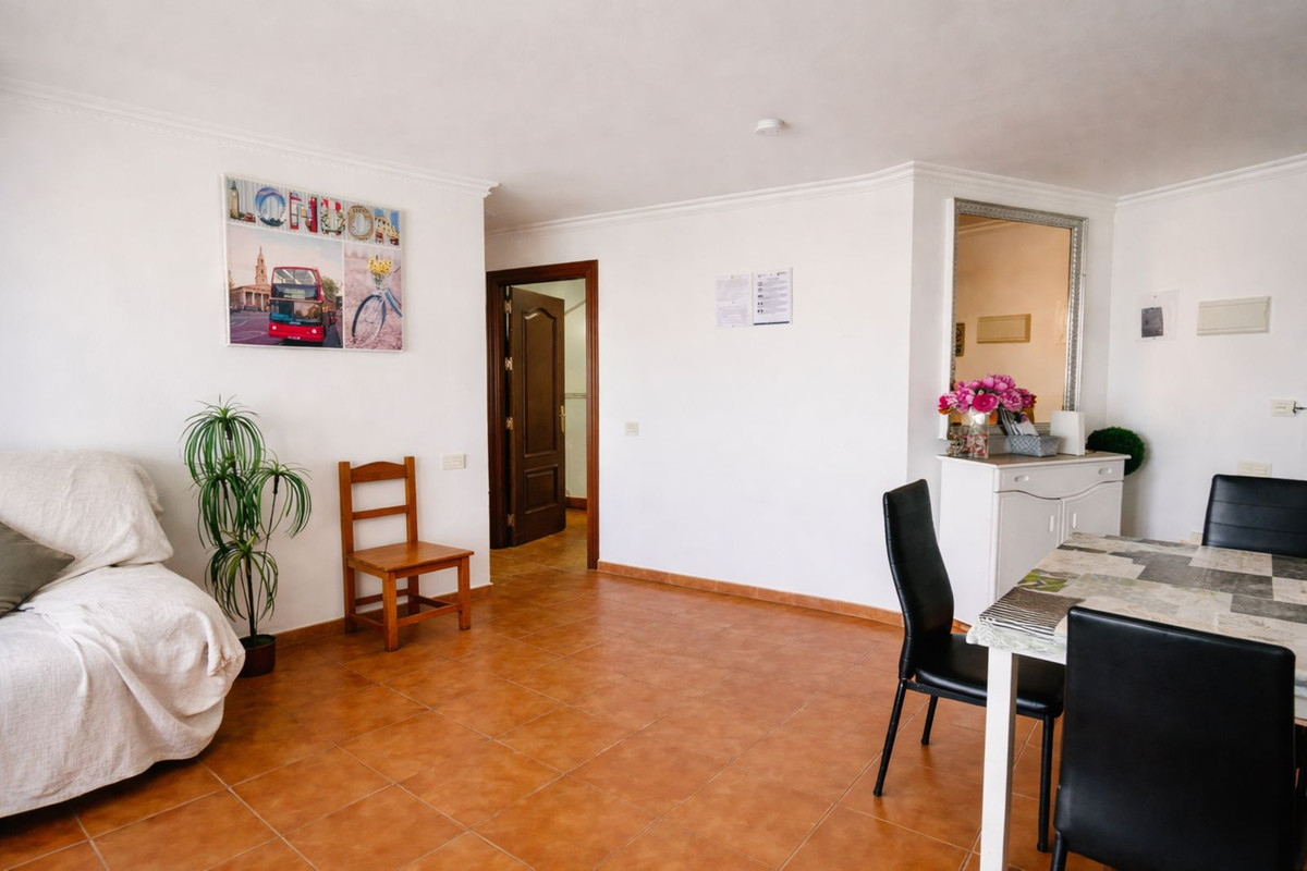 2 Bedroom Apartment in Benalmádena - Photo 9