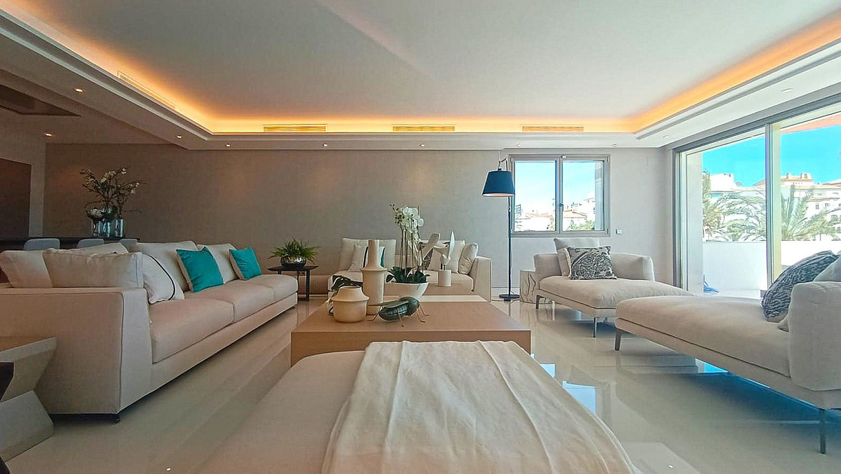4 Bedroom Apartment in Marbella - Photo 2