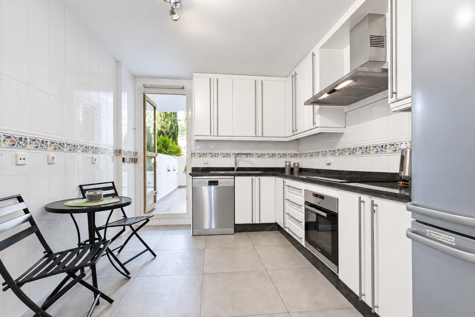 2 Bedroom Apartment in Marbella - Photo 5