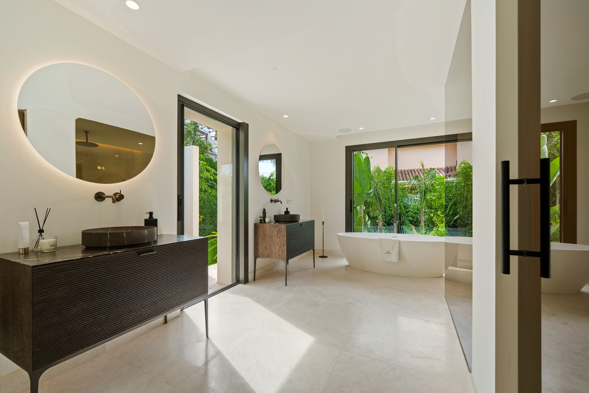 5 Bedroom Villa in Marbella - Photo 20