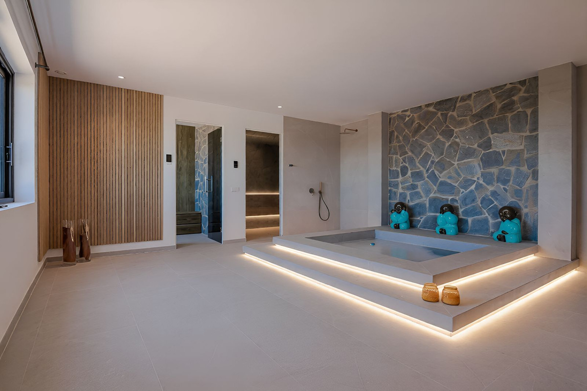 6 Bedroom Villa in Estepona - Photo 12