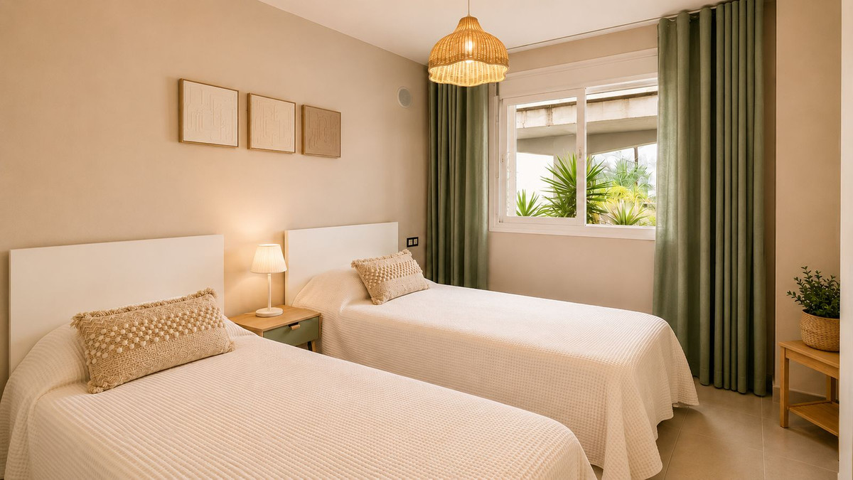 2 Bedroom Apartment in Estepona - Photo 17