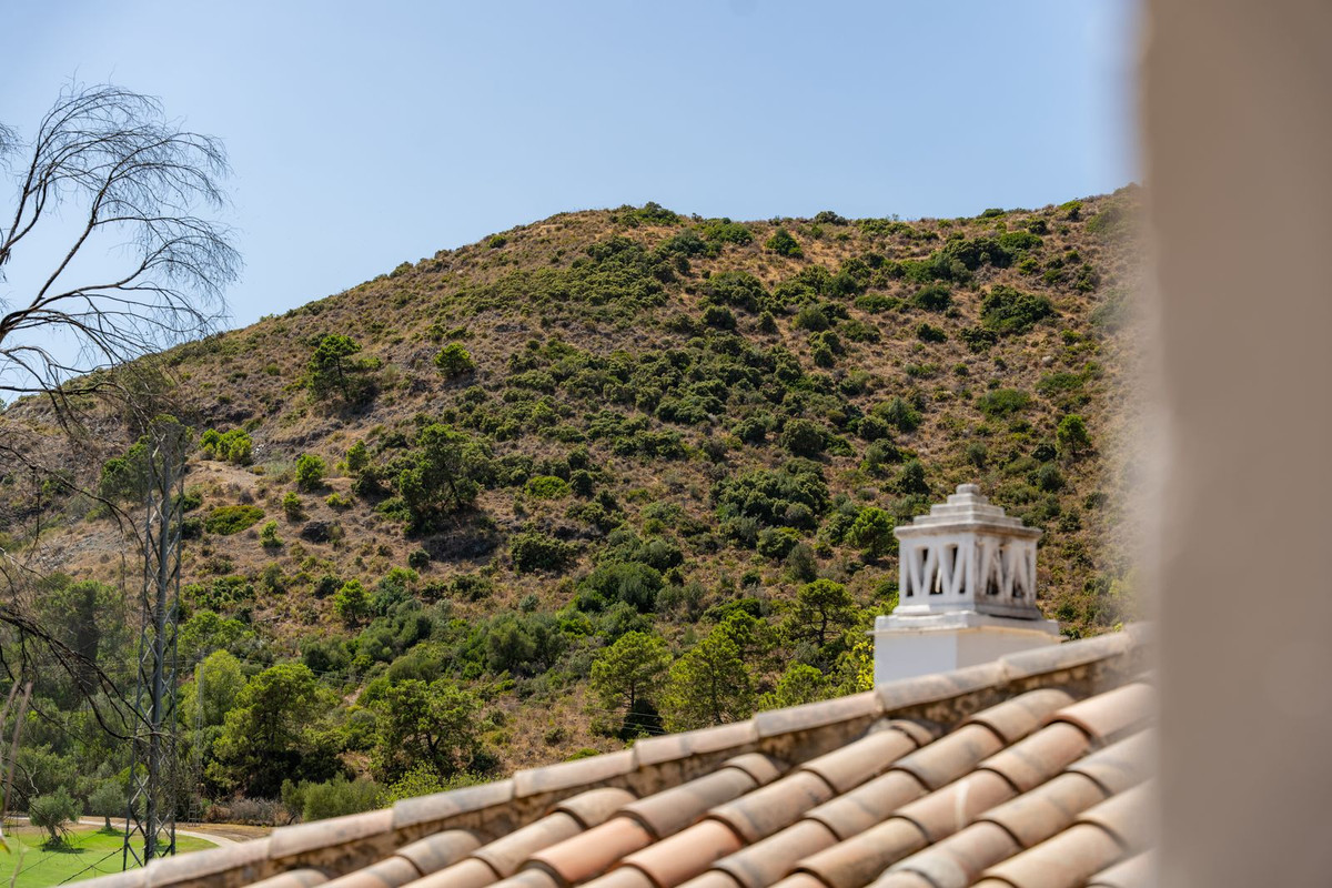 2 Bedroom Penthouse in Benahavís - Photo 41