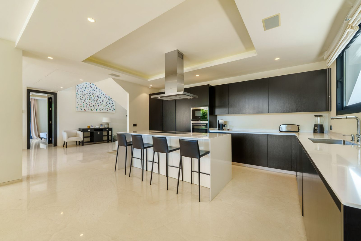 6 Bedroom Villa in Marbella - Photo 13