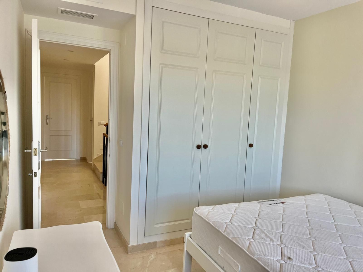5 Bedroom Townhouse in Estepona - Photo 21