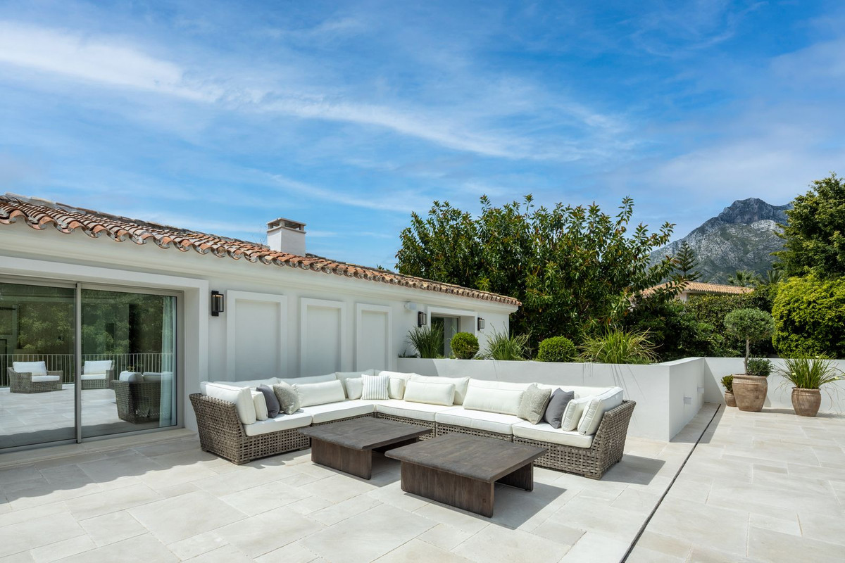 6 Bedroom Villa in Marbella - Photo 7