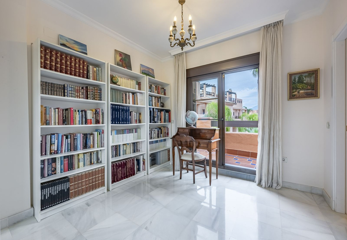 4 Bedroom Penthouse in Estepona - Photo 19